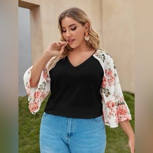 🌸5/$25 V-neck Floral Print Bell Sleeve Top🌸